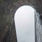 Au pied d'une des arches du barrage Manic 5